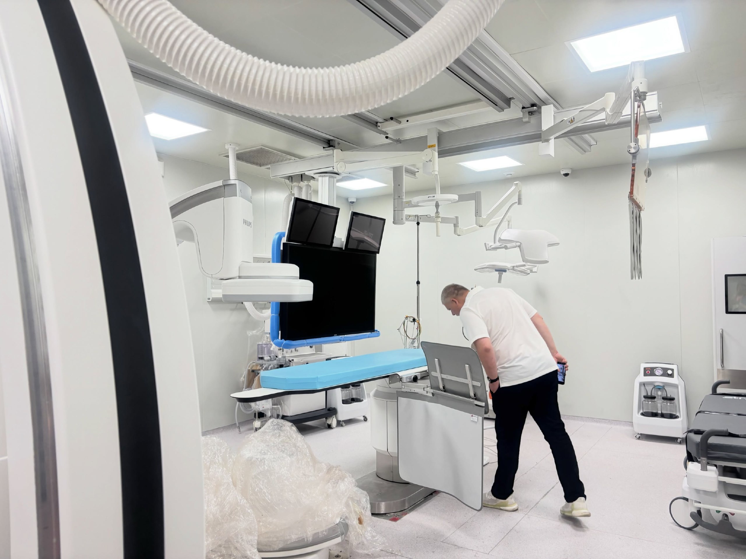 Patients are unable to receive medical services in comfortable conditions, while doctors cannot work with the new equipment.