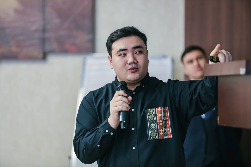 Директор Альянса НПО города Астана, Ракыш Темирлан, принял активное участие в форуме “Mumkindikter alany”, выступив с ключевым докладом.