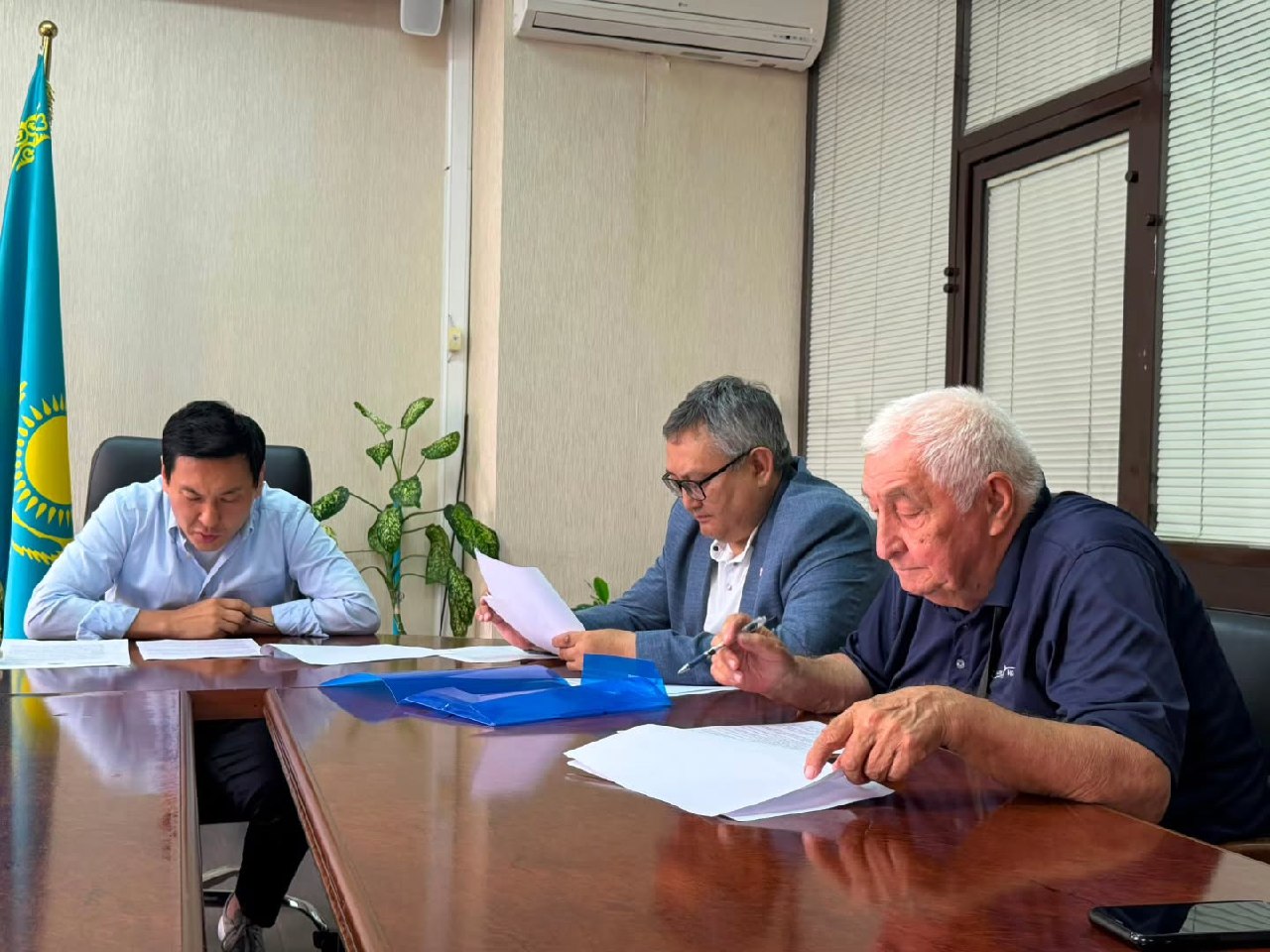 On July 14, an off-site meeting of Commission No. 3 of the Public Council of Almaty was held at the “Energosbyt” branch of JSC “AZhK”.