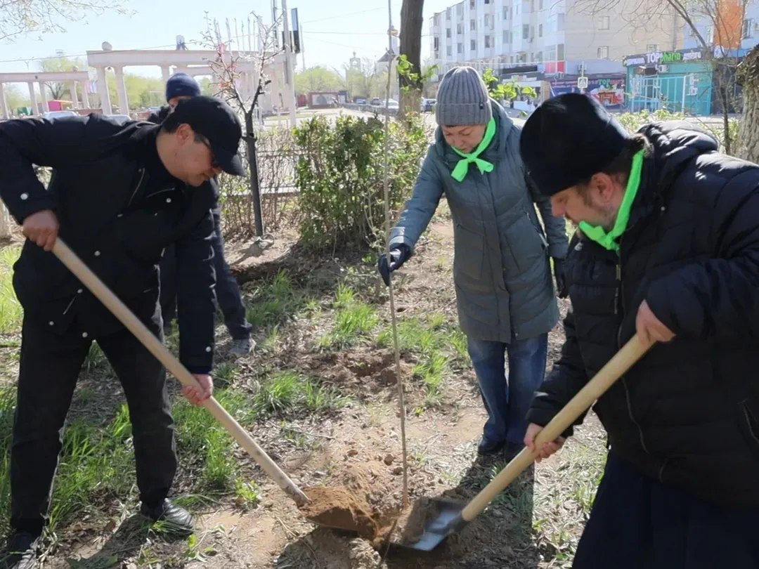 Сегодня на бульваре Ғарышкерлер, у памятника Кетбуке, прошла традиционная экологическая акция в рамках общенациональной инициативы «Таза Қазақстан».