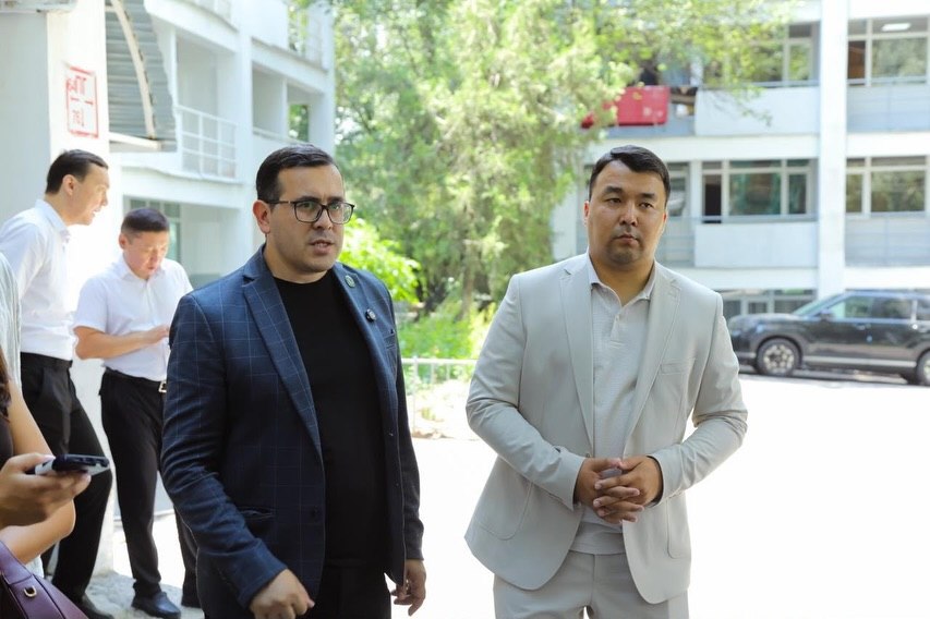 Members of the Public Council of Almaty, Rustam Kaiyriev and Akezhan Kenesov, together with the Department of Youth Policy, conducted a monitoring visit to Dormitory No. 1 of the Gumardbek Daukeyev Almaty University of Energy and Communications.
