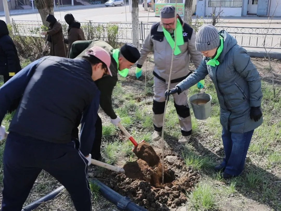 Сегодня на бульваре Ғарышкерлер, у памятника Кетбуке, прошла традиционная экологическая акция в рамках общенациональной инициативы «Таза Қазақстан».