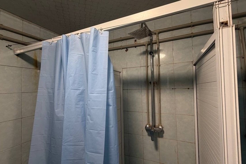 Members of the Public Council of Almaty, Rustam Kaiyriev and Akezhan Kenesov, together with the Department of Youth Policy, conducted a monitoring visit to Dormitory No. 1 of the Gumardbek Daukeyev Almaty University of Energy and Communications.