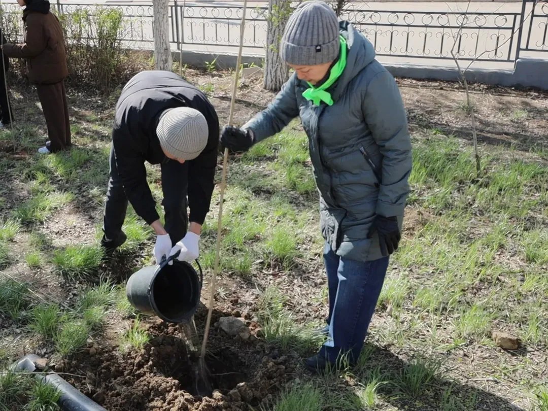 Сегодня на бульваре Ғарышкерлер, у памятника Кетбуке, прошла традиционная экологическая акция в рамках общенациональной инициативы «Таза Қазақстан».