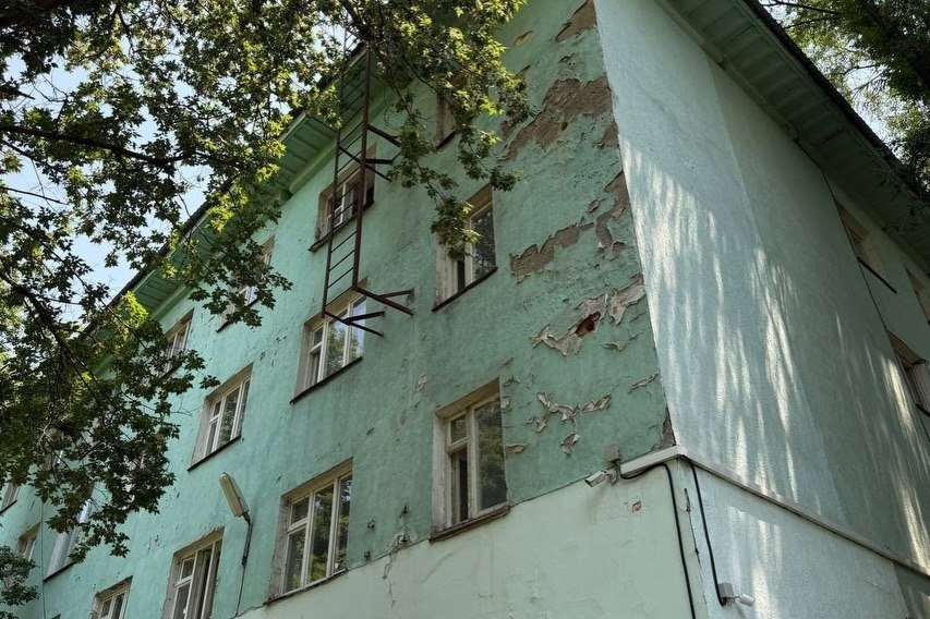 Members of the Public Council of Almaty, Rustam Kaiyriev and Akezhan Kenesov, together with the Department of Youth Policy, conducted a monitoring visit to Dormitory No. 1 of the Gumardbek Daukeyev Almaty University of Energy and Communications.