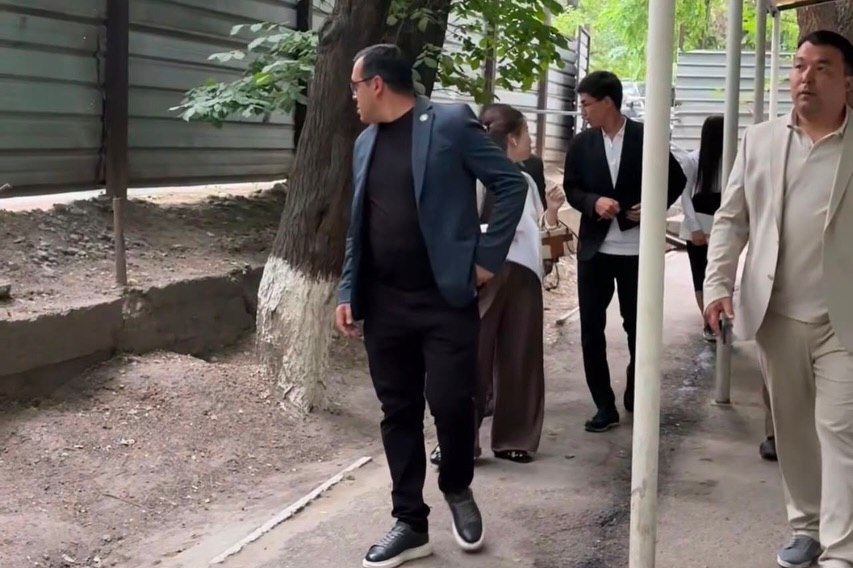 Members of the Public Council of Almaty, Rustam Kaiyriev and Akezhan Kenesov, together with the Department of Youth Policy, conducted a monitoring visit to Dormitory No. 1 of the Gumardbek Daukeyev Almaty University of Energy and Communications.