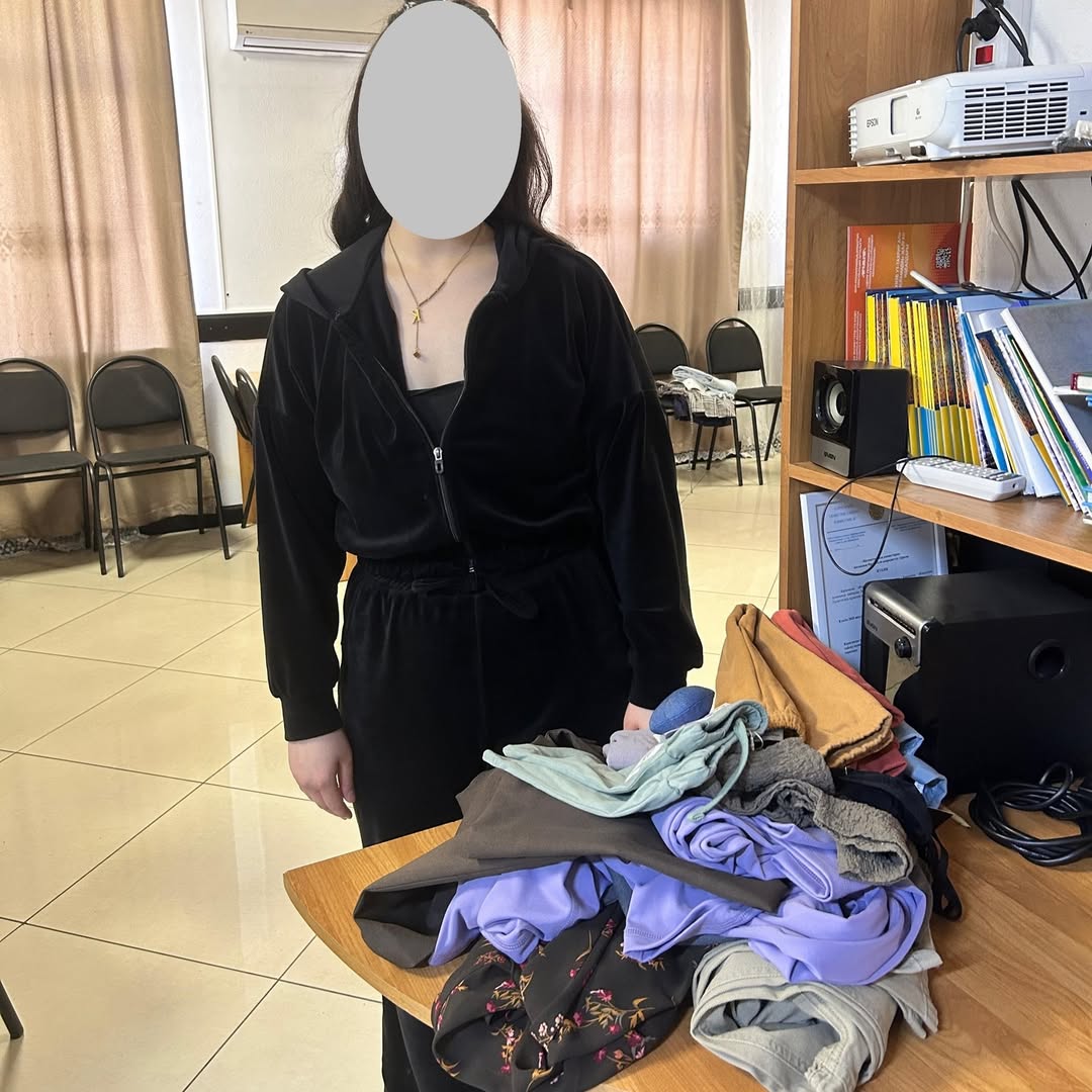Для несовершеннолетних из семей района Казыбек би, оказавшихся в трудной жизненной ситуации, оказана очередная благотворительная помощь в виде одежды.