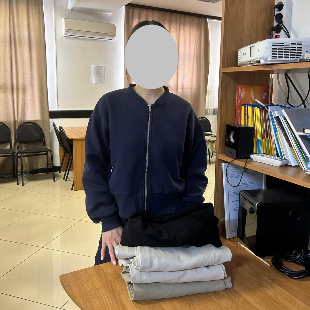 Для несовершеннолетних из семей района Казыбек би, оказавшихся в трудной жизненной ситуации, оказана очередная благотворительная помощь в виде одежды.
