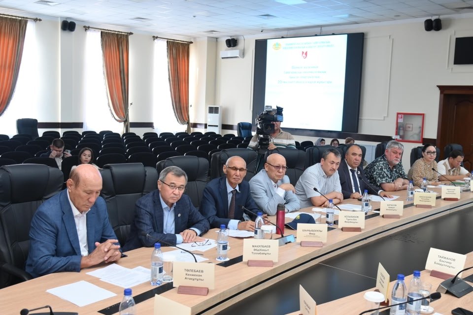 A regular meeting of the Public Council of Shymkent was held. The meeting was attended by members of the Public Council, heads of relevant government institutions, and representatives of the mass media.