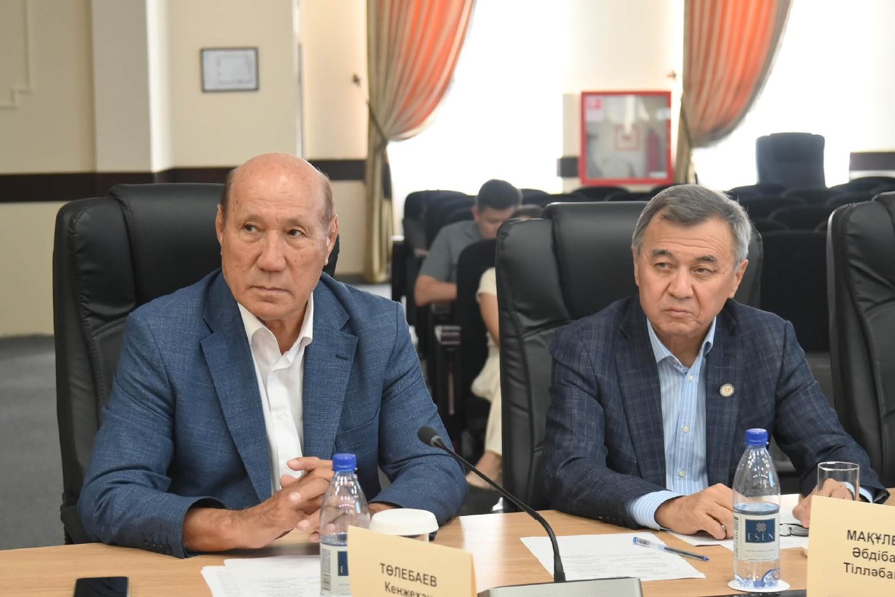 A regular meeting of the Public Council of Shymkent was held. The meeting was attended by members of the Public Council, heads of relevant government institutions, and representatives of the mass media.