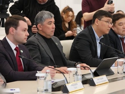 A meeting of Members of the Mazhilis of the Parliament of the Republic of Kazakhstan and representatives of the Constitutional Reform Commission with members of the Public Council of Almaty was held in Almaty.