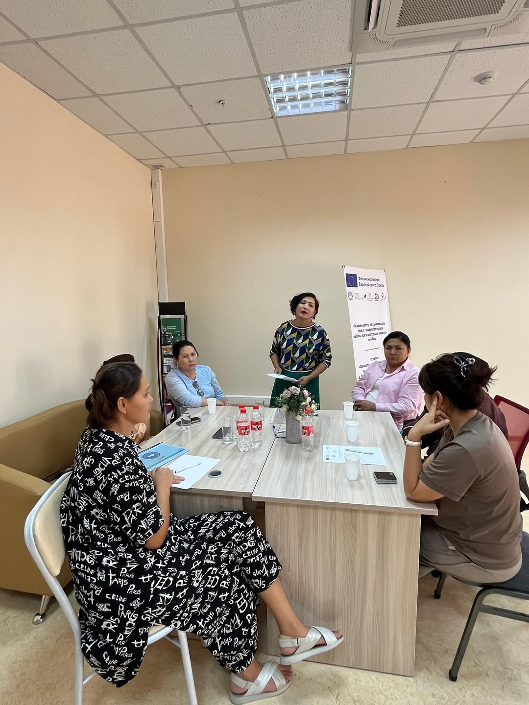 Гражданский альянс Мангистауской области продолжает работу по защите трудовых прав женщин-мигрантов. В рамках проекта была проведена фокус-групповая дискуссия с предпринимателями Мунайлинского района, которые напрямую взаимодействуют с женщинами-мигрантами.