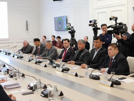 A meeting of Members of the Mazhilis of the Parliament of the Republic of Kazakhstan and representatives of the Constitutional Reform Commission with members of the Public Council of Almaty was held in Almaty.