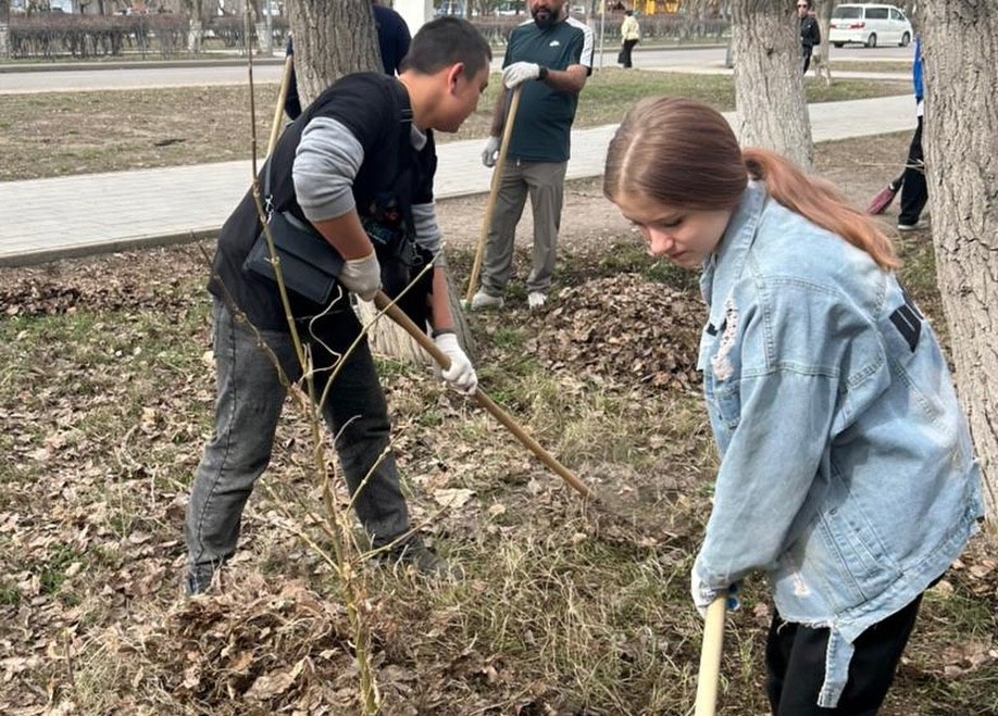В рамках республиканской акции «Таза Қазақстан» волонтеры «Healthy Life» при ОО «Граждане Казахстана», представляющие молодежное крыло ОФ «Русский этнокультурный центр «Согласие», приняли участие в масштабном субботнике, организованном Ассамблеей народа Казахстана Карагандинской области.