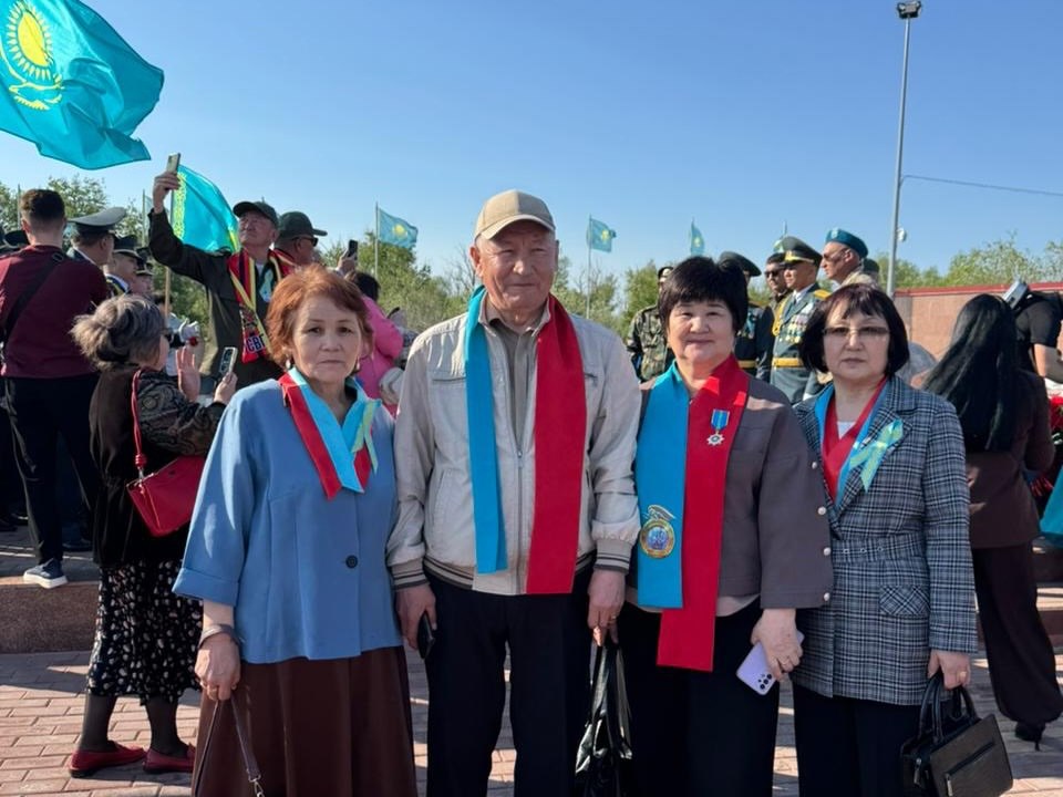 Сегодня жители Жайык традиционно собрались на площади Победы, чтобы отдать дань уважения подвигу героев. В мероприятии также приняли активное участие члены Ассоциации «Гражданский Альянс Западно-Казахстанской области», почтив память фронтовиков.