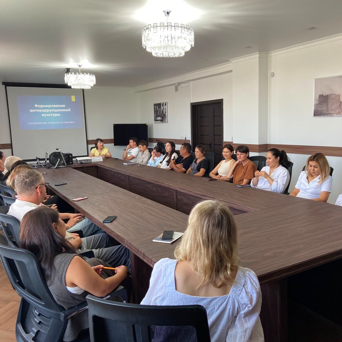 An informational and awareness-raising seminar was held at the Shakhtinskteploenergo LLP branch, focusing on corruption prevention, the development of legal culture, and the promotion of integrity in professional activities.