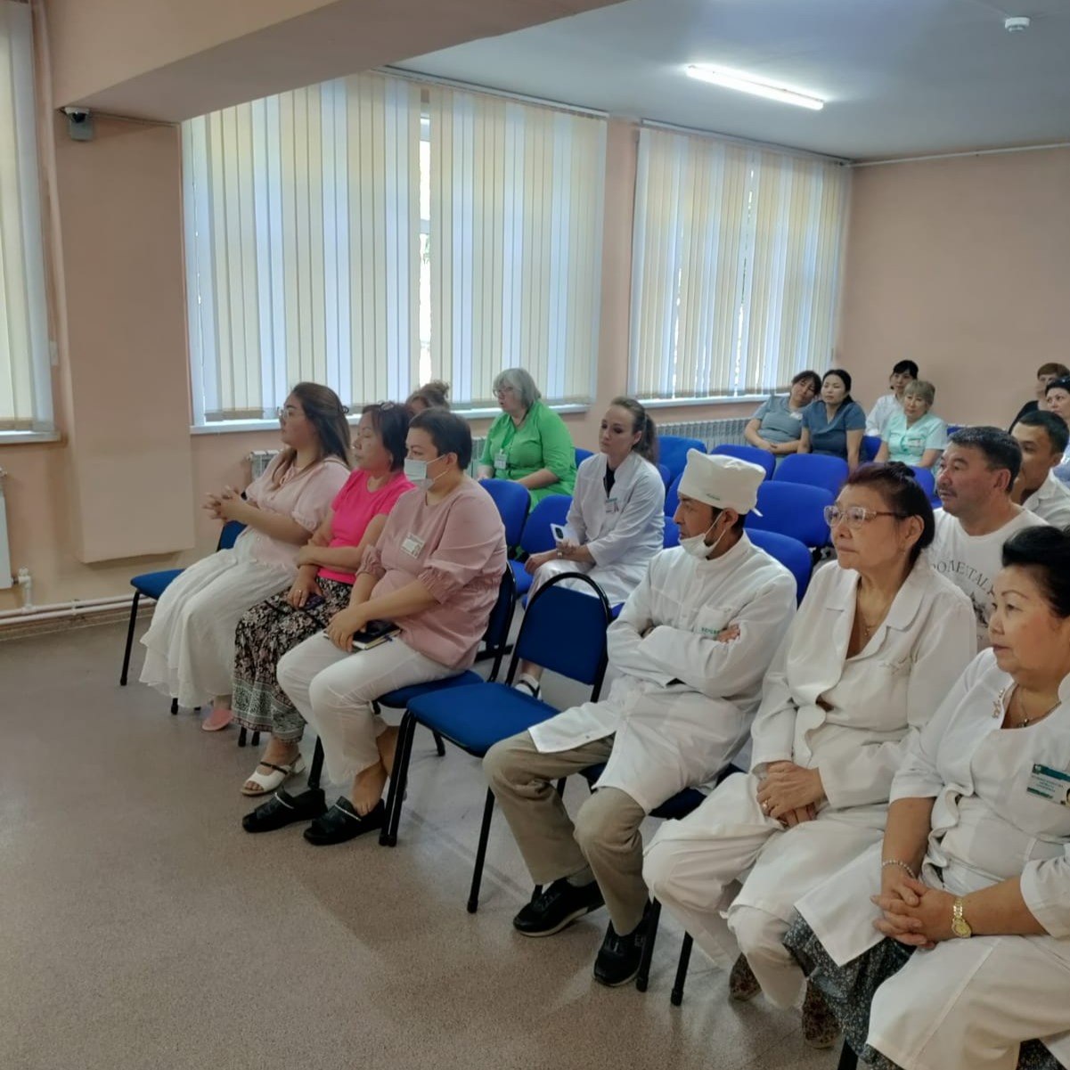 В рамках проекта «Организация работы информационно-разъяснительной группы по повышению религиозной грамотности населения города Караганды» состоялась информационно-разъяснительная встреча с сотрудниками КГП на ПХВ «Реабилитационный центр «Умит».