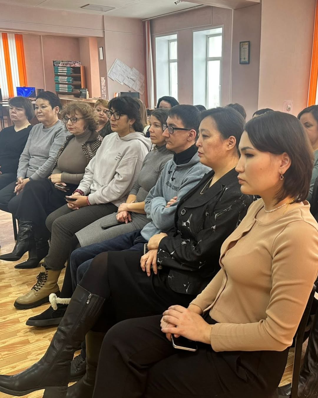 As part of crime prevention efforts, an informational meeting was held with library staff in the Central Library System of Shakhtinsk.