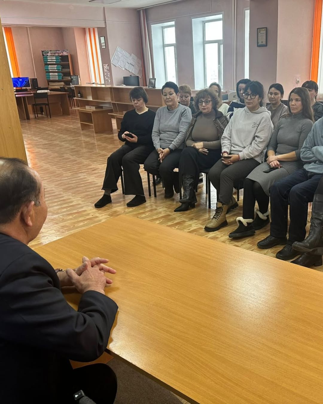 As part of crime prevention efforts, an informational meeting was held with library staff in the Central Library System of Shakhtinsk.