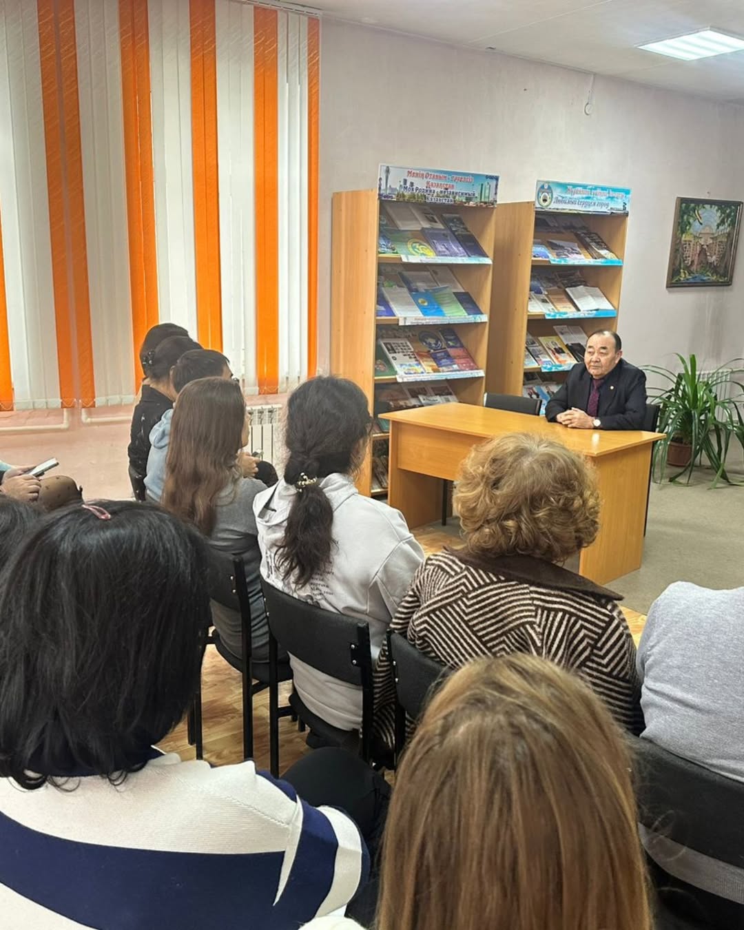 As part of crime prevention efforts, an informational meeting was held with library staff in the Central Library System of Shakhtinsk.