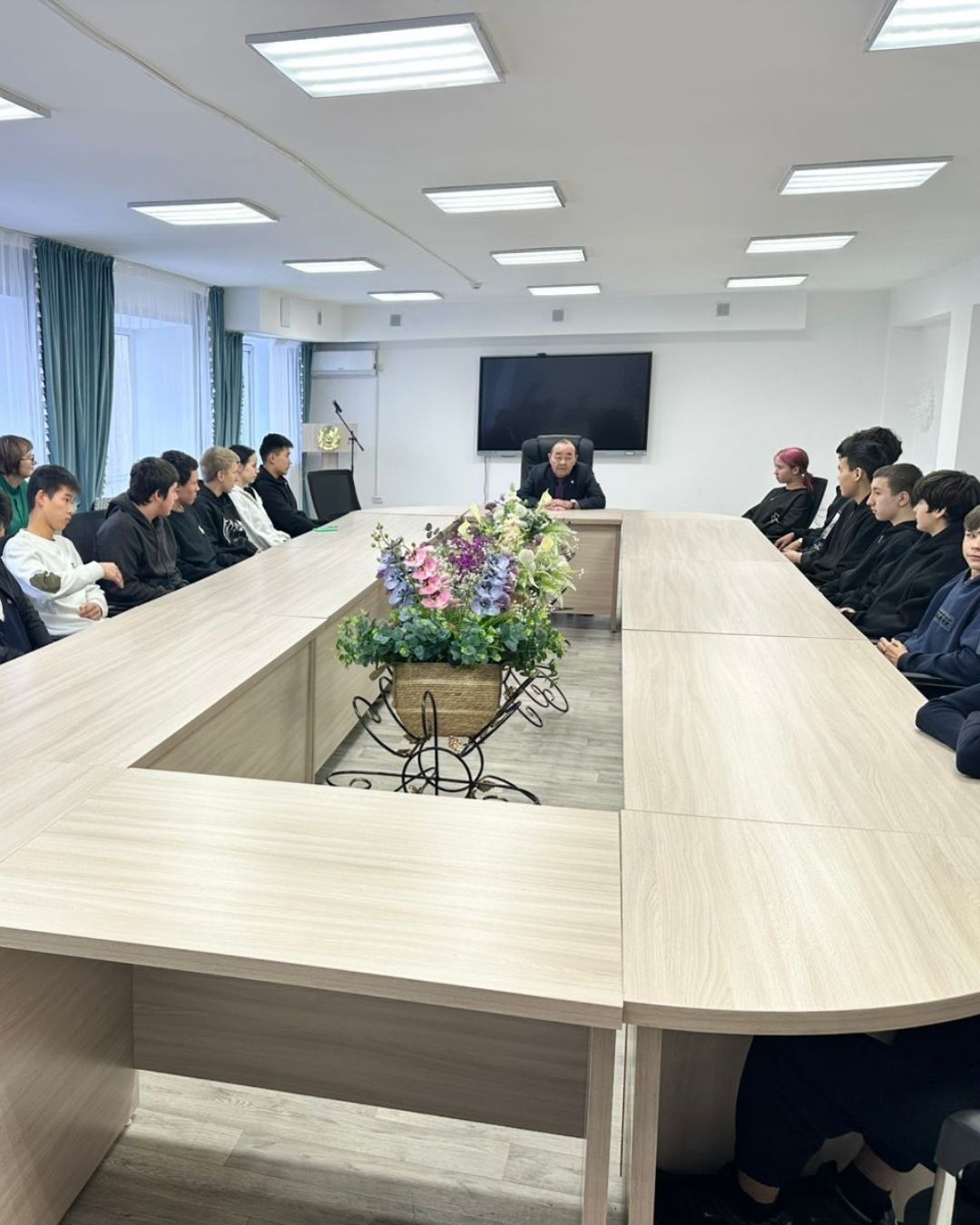 Serik Tlekbayev, member of the regional information and outreach group, held a meeting with students of the Shakhtinsk Technological College on compliance with the legislation of the Republic of Kazakhstan in the field of crime prevention.