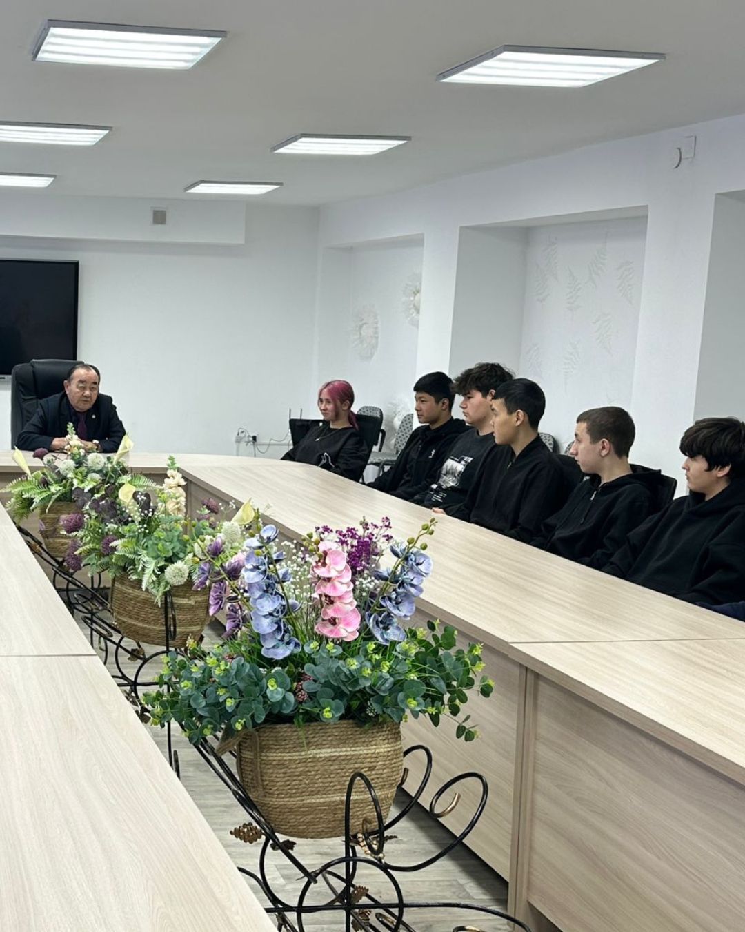 Serik Tlekbayev, member of the regional information and outreach group, held a meeting with students of the Shakhtinsk Technological College on compliance with the legislation of the Republic of Kazakhstan in the field of crime prevention.