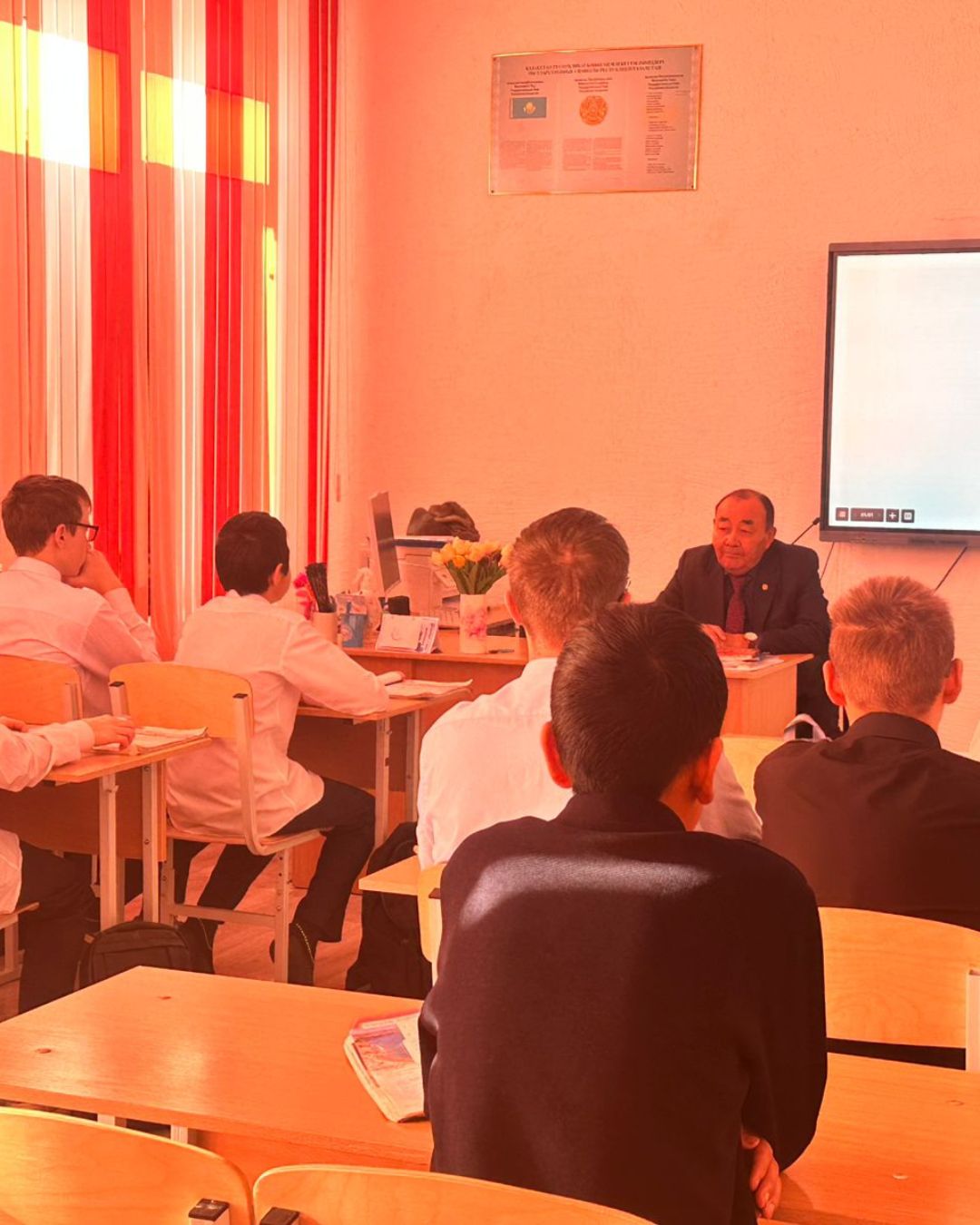 At Secondary School No. 4 in the village of Dolinka, a meeting was held with students with the participation of Serik Kuatovich Tlekbayev, member of the regional information and outreach group on religious issues.