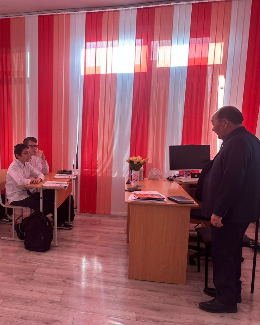 At Secondary School No. 4 in the village of Dolinka, a meeting was held with students with the participation of Serik Kuatovich Tlekbayev, member of the regional information and outreach group on religious issues.