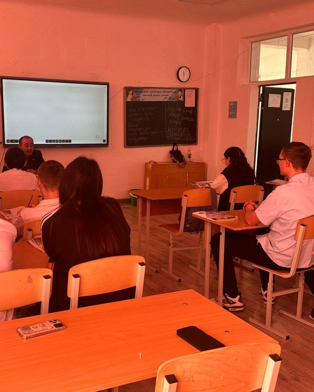 At Secondary School No. 4 in the village of Dolinka, a meeting was held with students with the participation of Serik Kuatovich Tlekbayev, member of the regional information and outreach group on religious issues.