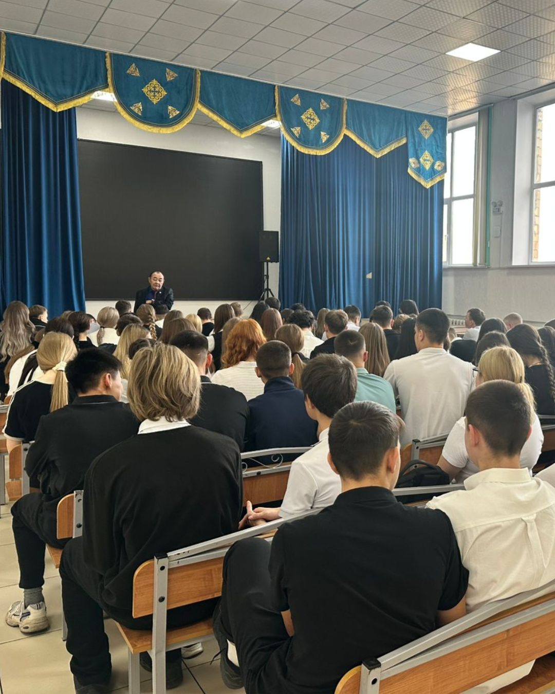An informational meeting was held with students of Secondary School No. 11 in the village of Novodolinsky.