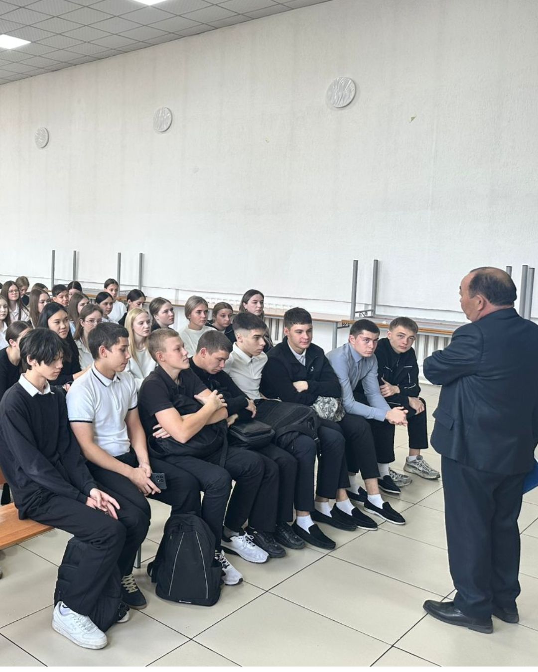 An informational meeting was held with students of Secondary School No. 11 in the village of Novodolinsky.
