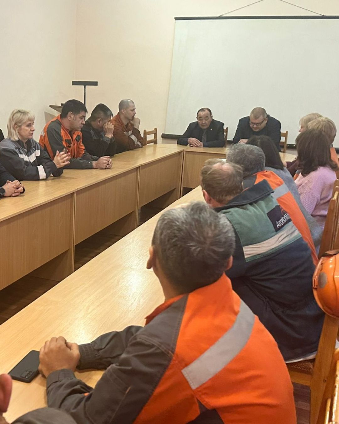 Crime prevention, raising legal awareness, and strengthening spiritual values were the key topics of the meeting held at Production Unit No. 2 of Qarmet JSC «Құрылысмет».